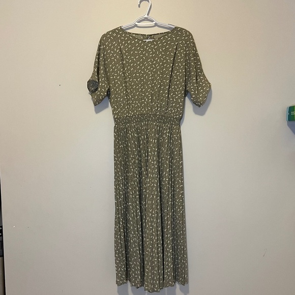 UNITED ARROWS Cute dress with small petal pattern. - Picture 1 of 3
